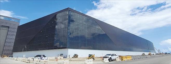 < 머스크 취향 반영된 건물 외벽 > 완공을 앞둔 스타팩토리 전경. 검은색을 좋아하는 일론 머스크의 취향이 반영되어 있다.  보카치카=강경주 기자