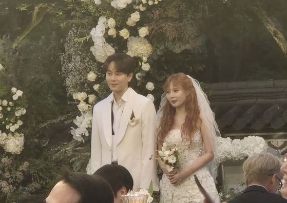 Singers HyunA and Yong Jun-hyung hold their wedding ceremony on Oct. 11 in central Seoul. [YONHAP]