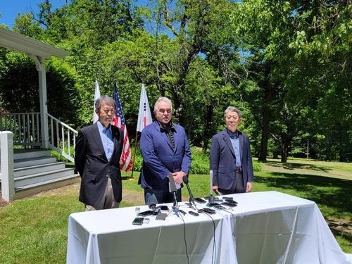 South Korea's Vice Foreign Minister Kim Hong-kyun, right, poses with U.S. Deputy Secretary of State Kurt Campbell, center, and Japanese Vice Foreign Minister Masataka Okano at Iron Bell Farm in Virginia, in this file photo taken on May 31.