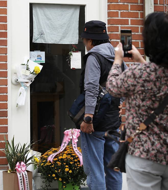 People crowd around Korean novelist Han Kang's independent bookstore in Jongno District's Tongui-dong, central Seoul, on Sunday to congratulate her on winning the Nobel Prize in Literature. The bookstore is temporarily closed. [NEWS1]