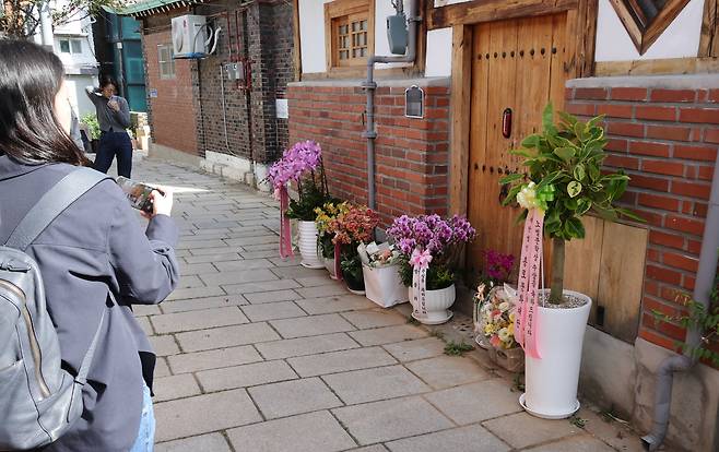 Flowers line Han Kang's residence in Jongno District in central Seoul as fans continue to send them in to congratulate the novelist on winning the Nobel Prize in Literature. [YONHAP]