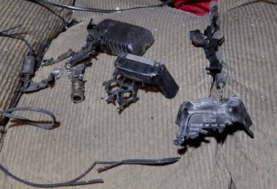 지난 9월 1일 레바논의 한 집안에서 폭발한 무전기. AP 연합뉴스