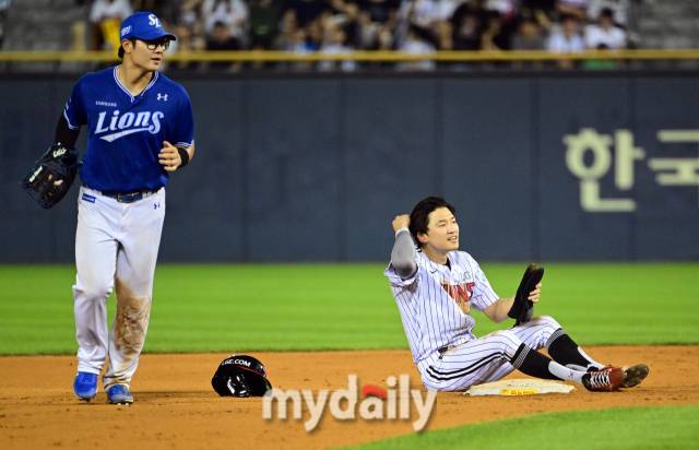 2024년 8월 1일 서울 잠실구장에서 '2024 신한 SOL Bank KBO리그, 삼성 라이온즈와 LG 트윈스의 경기가 열렸다. LG 박해민이 5회말 2사 1루서 2루 도루에 실패한 뒤 삼성 강민호 포수를 보며 미소짓고 있다./마이데일리