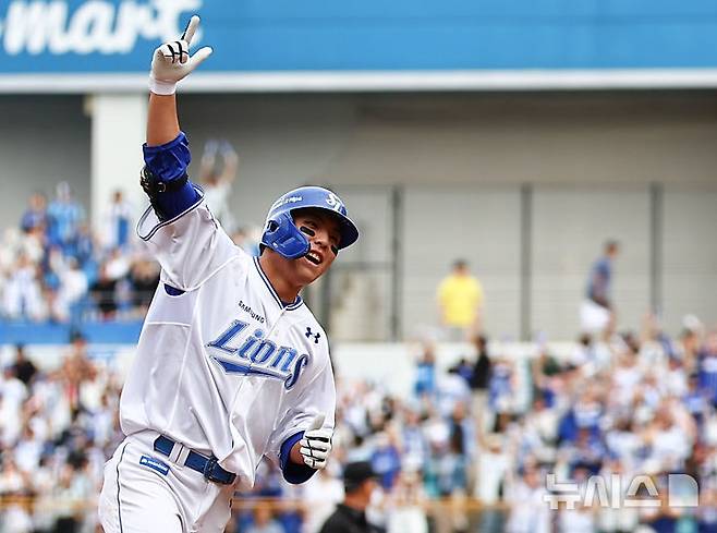 [대구=뉴시스] 김근수 기자 = 13일 오후 대구 수성구 삼성라이온즈파크에서 열린 2024 KBO 포스트시즌 플레이오프 1차전 LG 트윈스와 삼성 라이온즈의 경기, 4회말 무사 주자 없는 상황에서 삼성 김영웅이 솔로홈런을 치고 기뻐하고 있다. 2024.10.13. ks@newsis.com