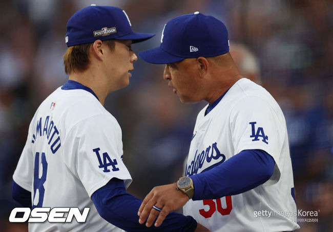 [사진] LA 다저스 데이브 로버츠 감독(오른쪽)이 야마모토 요시노부를 반기고 있다. ⓒGettyimages(무단전재 및 재배포 금지)