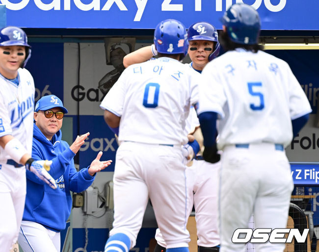 [OSEN=대구, 김성락 기자] 13일 오후 대구 삼성라이온즈파크에서 2024 신한 SOL뱅크 KBO 포스트시즌 플레이오프 1차전 삼성 라이온즈와 LG 트윈스의 경기가 열렸다. 이날 삼성은 례예스를, LG는 최원태를 선발 투수로 내세웠다.5회말 1사 1루 삼성 디아즈의 2점 홈런 때 더그아웃에서 박진만 감독이 기뻐하고 있다.  2024.10.13 / ksl0919@osen.co.kr