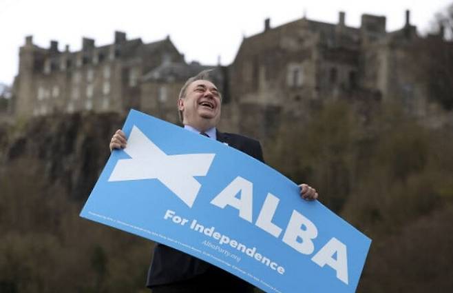2021년 스코틀랜드 독립을 목표로 하는 정당 ‘알바’(ALBA)를 창당한&nbsp;알렉스 새먼드가&nbsp;활짝 웃고 있다. 알바는 스코틀랜드 고유어로 ‘스코틀랜드’를 뜻한다. AP연합뉴스