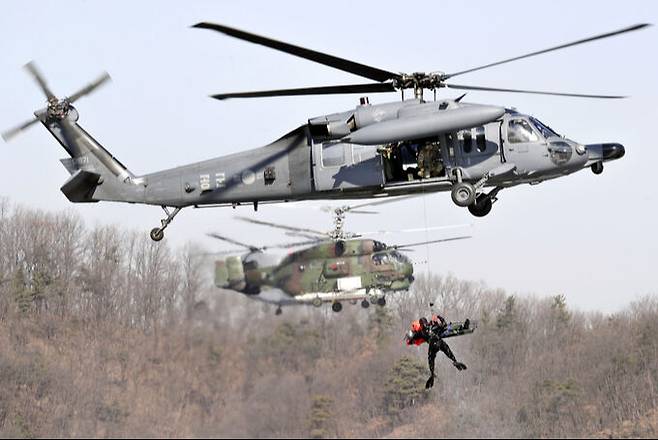 공군 HH-60 헬기가 조종사 구조훈련을 하고 있다. 세계일보 자료사진