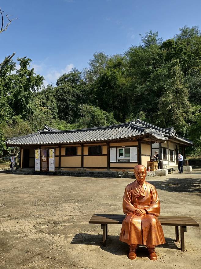 이동녕선생 동상.