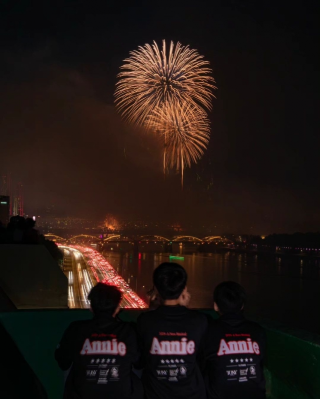 배우 송일국 자녀들이 불꽃축제를 관람하고 있는 모습. 송일국 SNS