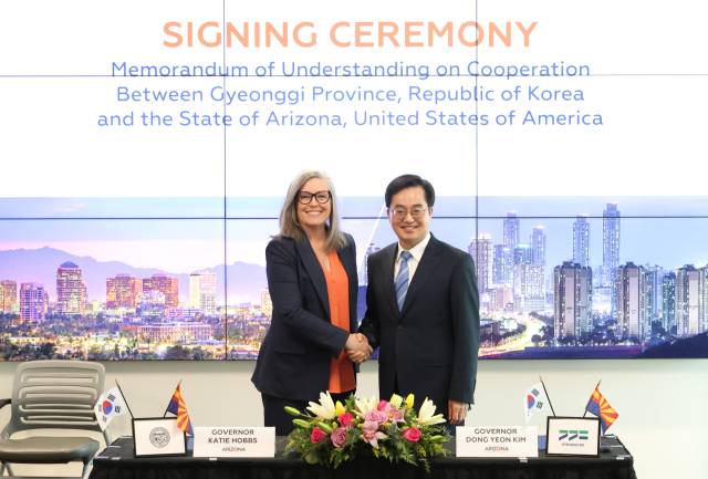 지난 5월 14일 미국방문에서 케이티 홉스 애리조나 주지사를 만난 김동연 지사. 사진 제공 = 경기도