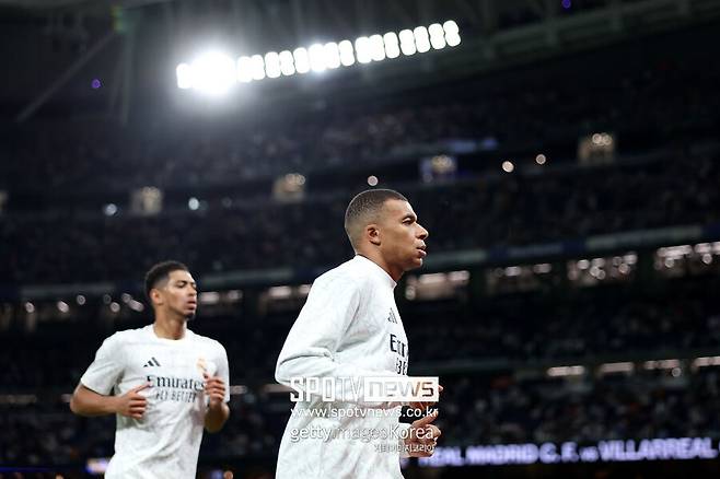 ▲&nbsp;프랑스 매체 '풋 메르카토'의 산티 아우나 기자는 12일(이하 한국시간) "음바페는 이번 A매치 주간 대표팀 경기에 나서지 않고 싶다고 말했다"라고 보도했다.&nbsp;이어 "그는 2025년 발롱도르를 최우선 목표로 설정했다. 부상 위험을 방지하기 위해 프랑스 대표팀에서는 중요한 경기에만 참여하고 싶어 한다"라고 덧붙였다.