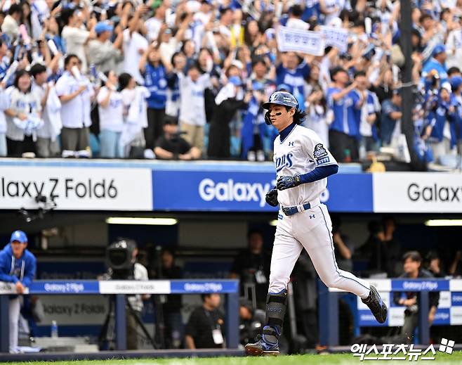 13일 오후 대구삼성라이온즈파크에서 열린 '2024 신한 SOL Bank KBO 포스트시즌' LG 트윈스와 삼성 라이온즈의 플레이오프 1차전 경기, 3회말 무사 1,3루 삼성 구자욱이 스리런 홈런을 날린 후 그라운드를 돌고 있다. 대구, 김한준 기자