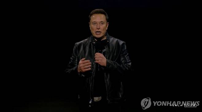 지난 10일(현지시간) 로보택시 소개하는 일론 머스크 [테슬라(Tesla)/로이터=연합뉴스. 재판매 및 DB 금지]