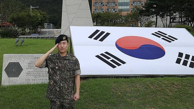 전역 신고하는 파리 올림픽 사격 은메달리스트 조영재 (서울=연합뉴스) 국군체육부대가 19일 2024 파리 올림픽 사격 은메달리스트 조영재가 만기 전역했다고 밝혔다. 사격 조영재가 거수경례하고 있다. 2024.9.19 [국군체육부대 제공. 재판매 및 DB 금지] photo@yna.co.kr