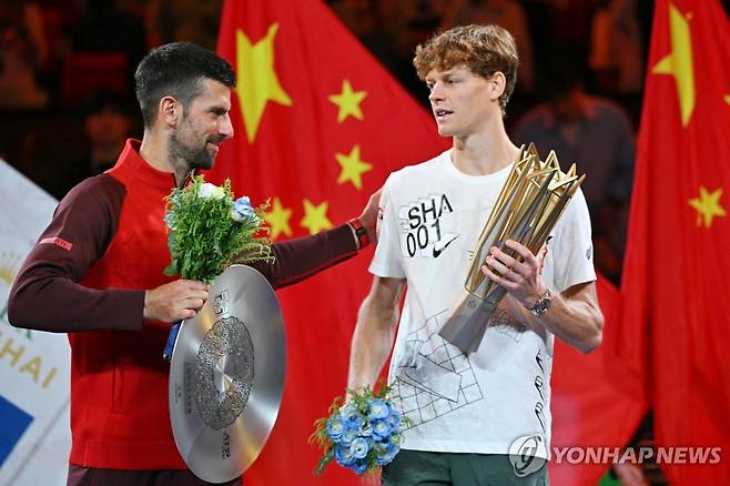 우승한 신네르(오른쪽)와 준우승자 조코비치 [AFP=연합뉴스]