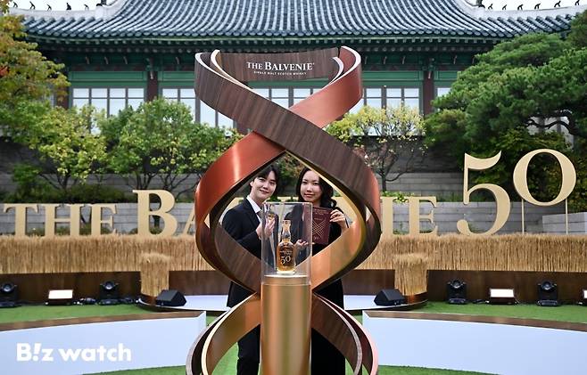 14일 오전 서울 중구 신라호텔에서 열린 발베니 50주년 컬렉션 출시 미디어데이에서 모델들이 발베니 위스키를 소개하고 있다./사진=이명근 기자 qwe123@