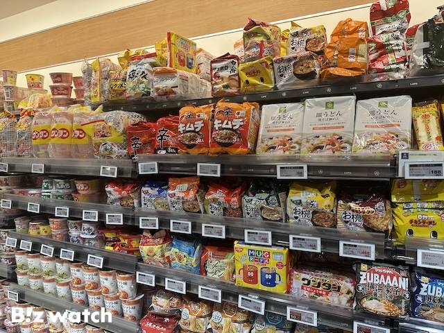일본 도쿄의 슈퍼체인 '라이프' 와카마츠카와다점의 라면 매대에 농심 신라면과 신라면 김치가 진열돼 있다. / 사진=정혜인 기자 hij@