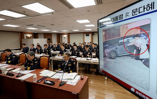 조지호 경찰청장이 11일 서울 서대문구 경찰청사에서 열린 경찰청, 한국도로교통공단에 대한 국회 행정안전위원회의 국정감사에서 문재인 전 대통령의 딸 다혜 씨의 음주 운전 관련 질의를 듣고 있다. 사진=뉴시스