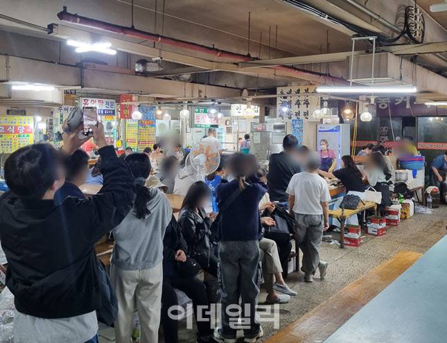 지난 10일 오후 서울 동대문구 경동시장에 위치한 ‘안동집 손칼국시’. 김미령 셰프의 요리를 맛 보기 위한 손님들이 줄 지어있다. (사진=한전진 기자)