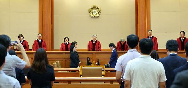 이종석 헌법재판소장을 비롯한 헌법재판관들이 지난 8월 29일 오후 헌법소원·위헌법률 심판이 열린 서울 종로구 헌법재판소 심판정에 입장해 착석하고 있다. (사진=뉴스1)