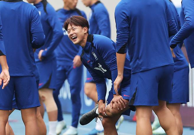 한국 축구대표팀 이승우가 훈련 중 웃고있다