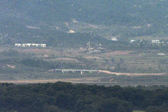 북한이 경의선과 동해선 도로 폭파를 준비하는 정황이 우리 군 감시장비에 포착된 가운데 14일 경기도 파주시 접경지역에서 바라본 서부전선 비무장지대(DMZ) 북측 지역의 경의선 도로 위 구조물 인근에 흙더미가 쌓여 있다. 〈사진=연합뉴스〉