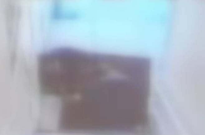 A 씨의 남자 친구가 피해자가 살해당한 사실을 확인하고 오열하는 모습.  (MBN 갈무리)