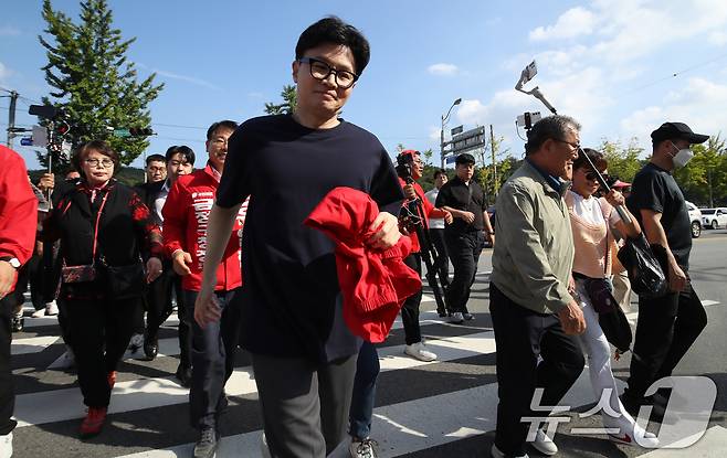 한동훈 국민의힘 대표가 12일 오후 부산 금정구 노포역 일대에서 윤일현 금정구청장 후보에 대한 지지를 호소하며 거리유세를 하고 있다. 한 대표는 용산 대통령실을 향해 김건희 여사 라인 정리를 요구, 여권에 큰 파문을 일으키고 있다. 2024.10.12/뉴스1 ⓒ News1 윤일지 기자