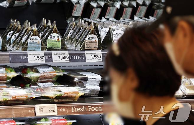 29일 서울의 한 대형마트에 삼각김밥이 진열돼 있다. (사진은 기사 내용과 무관함) 2024.9.29/뉴스1 ⓒ News1 구윤성 기자