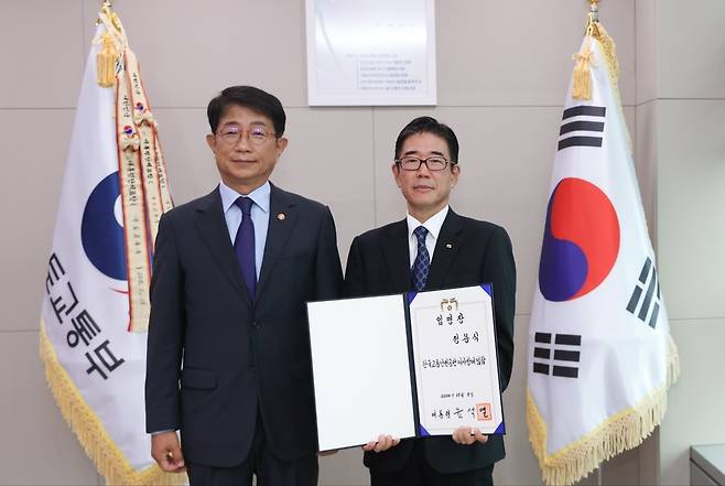 박상우 국토교통부 장관(왼쪽)이 정용식 한국교통안전공단 신임 이사장에게 임명장을 14일 전수했다.(사진=국토교통부)