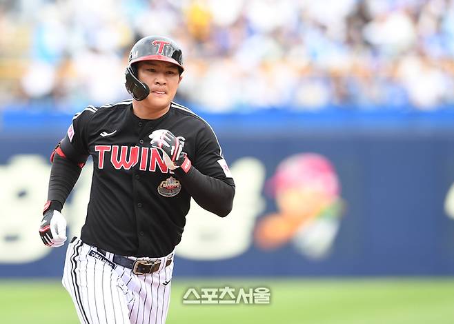 LG 오지환이 13일 대구삼성라이온즈파크에서 열린 2024 KBO 플레이오프 1차전 삼성전에서 4회초 솔로포를 때린 후 베이스를 돌고 있다. 대구 | 박진업 기자 upandup@sportsseoul.com