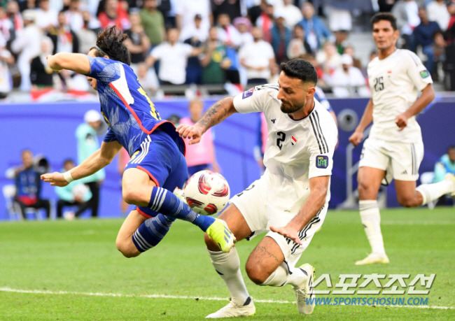 19일(현지시간) 카타르 도하 에듀케이션 시티 스타디움에서 열린 2023 아시아축구연맹(AFC) 카타르 아시안컵 이라크와 일본의 경기. 일본 아사노가 페널티박스 안쪽에서 이라크 술라카 태클에 걸려 넘어지고 있다. 알라이얀(카타르)=박재만 기자 pjm@sportschosun.com/2023.01.19/