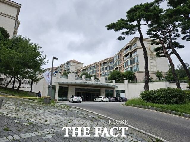 윤관 대표가 A씨에게 무상 지원한 것으로 거론되고 있는 경기도 성남시 분당구의 한 아파트. /더팩트 DB