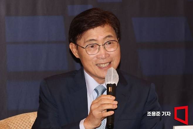 이윤호 전 지식경제부(현 산업부) 장관이 14일 서울 여의도 FKI타워 컨퍼런스센터에서 한국경제인협회 역대 산업부장관을 초청 특별대담에 참석, '한국의 반도체 산업 미래와 전략'이란 주제로 특별대담을 하고 있다. 사진=조용준 기자 jun21@