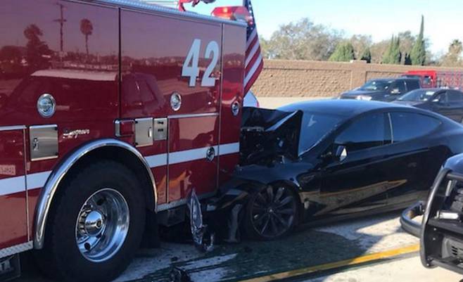 프랑스 니오르에서 테슬라 차량이 사고로 화염에 휩싸이면서 탑승객 4명이 사망하는 사고가 발생했다.(사진은 기사와 무관)