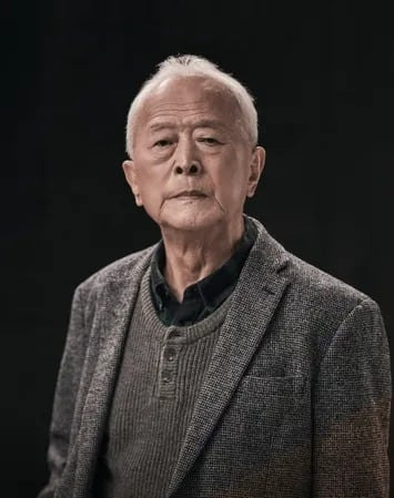 평생 연극 무대에 헌신한 배우 권성덕(84)씨가 13일 노환으로 별세했다. 2022년 연극 '햄릿'에 '무덤파기 2' 역으로 출연했을 때의 모습. /신시컴퍼니
