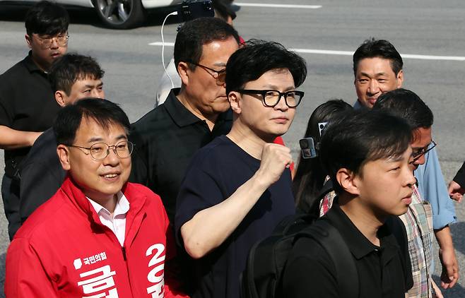 부산 금정구청장 선거 지원 나선 한동훈 - 한동훈 국민의힘 대표가 12일 부산 금정구 노포역에서 온천장역까지 약 7.3km 거리를 도보로 이동하며 윤일현 금정구청장 후보에 대한 지지를 호소하고 있다. /뉴시스