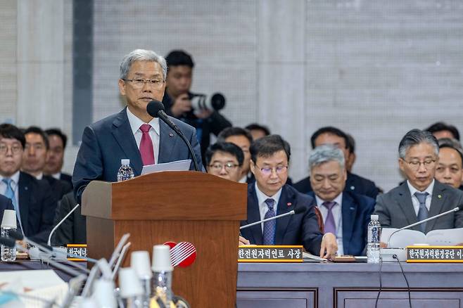 김동철 한국전력공사 사장이 14일 오전 전남 나주시 한국전력공사 본사에서 열린 산업통산자원중소벤처기업위원회 국정감사에서 증인 선서를 하고 있다. /연합뉴스