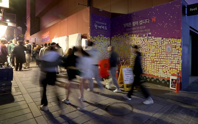 이태원 방문객들이 클럽과 술집이 몰려있는 골목으로 향하고 있다. /조선DB