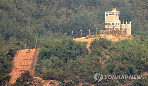 북한이 국경 부근 포병부대들에 완전사격 준비태세를 갖추도록 한 가운데 14일 인천 강화군 강화평화전망대에서 바라본 북한 황해도 개풍군에 새로 설치 중인 초소와 철책이 보인다. 연합뉴스