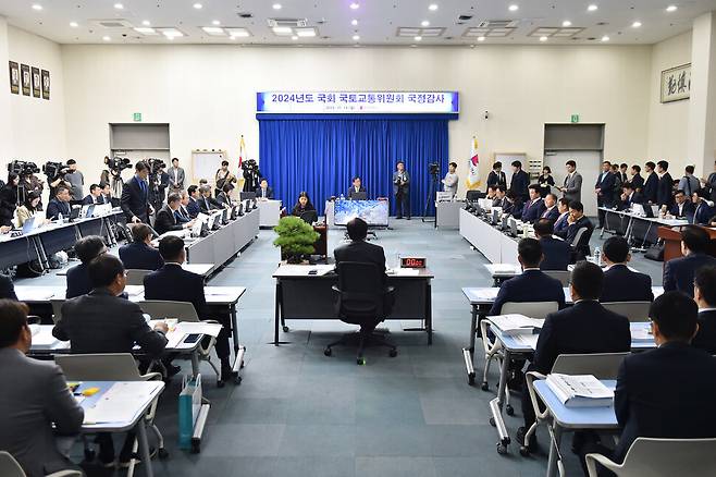 14일 국회 국토교통위원회가 부산시를 상대로 국정감사를 하고 있다. 부산시 제공