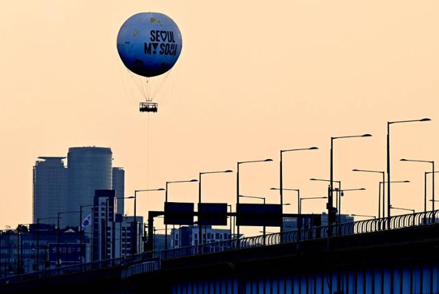 노을빛에 물든 한강과 여의도의 스카이라인을 배경으로 떠오른 '서울의 달'이 마치 영화 속 우주선처럼 신비롭게 보인다. 왕태석 선임기자