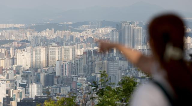 지난 10일 서울 남산에서 바라본 아파트 단지. 뉴시스