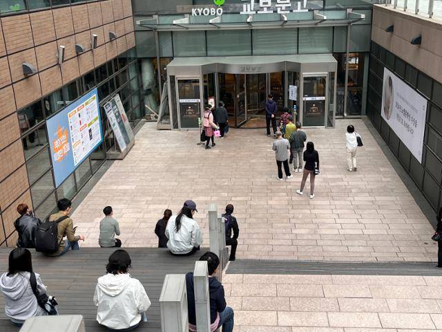 14일 오전 교보문고 광화문점. 개장 시간 전부터 한강의 책을 사기 위해 사람들이 줄을 서 있다.