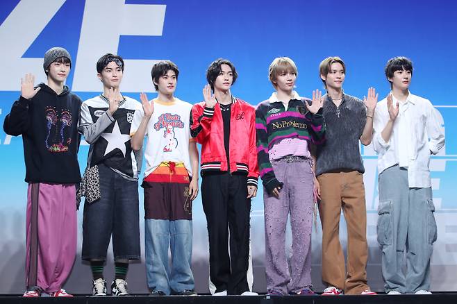 그룹 라이즈(RIIZE) 성찬, 승한, 소희, 원빈, 쇼타로, 은석, 앤톤이 4일 오후 서울 용산구 블루스퀘어 마스터카드홀에서 열린 'RIIZING DAY: RIIZ Press Premiere' 발매 기념 쇼케이스에 참석해 포즈를 취하고 있다. 타이틀 곡 ‘Get A Guitar’는 레트로한 신시사이저와 펑키한 기타 리듬이 인상적인 곡이다. 오늘(4일) 오후 6시 각종 온라인 음원 사이트를 통해 공개된다. 서병수 기자 qudtn@edaily.co.kr /2023.09.04/