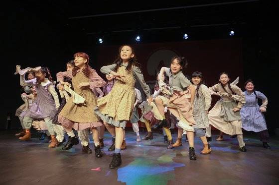 지난 달 뮤지컬 '애니' 제작발표회에서 아역배우들이 주요 장면을 시연하고 있다. 연합뉴스