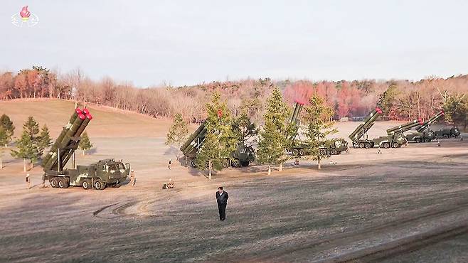 지난 3월 18일 김정은 북한 국무위원장이 서부지구의 포병부대 사격훈련을 지도하고 있는 모습. 조선중앙TV=연합뉴스