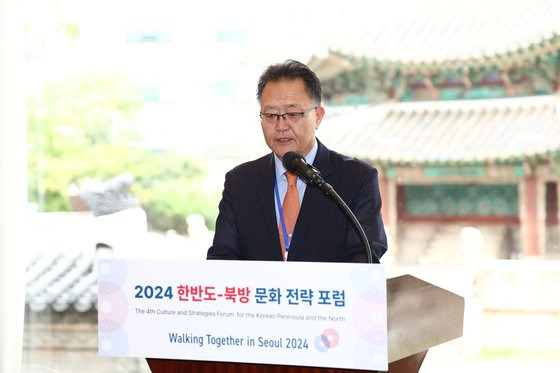 14일 서울 중구 웨스틴조선호텔에서 열린 '2024 한반도-북방 문화 전략 포럼'에서 강준영 한국외대 HK+ 국가전략사업단 단장(국제지역대학원 국제지역전략학과 교수)이 개회사를 하는 모습. 이날 포럼은 ″새로운 시대에의 직면: 강대국 경쟁 귀환 하 초국적 연대의 모색″을 주제로 열렸다. HK+ 국가전략사업단.