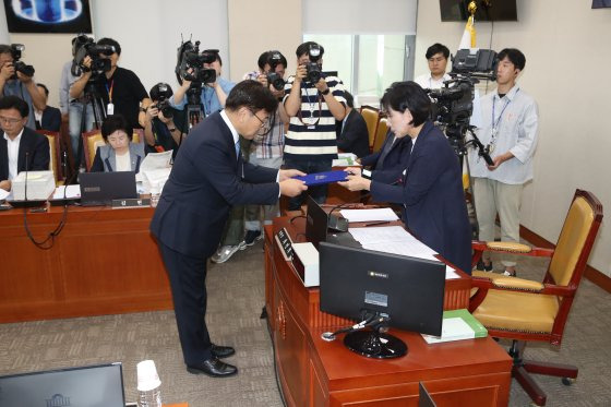 유상임 과학기술정보통신부 장관 후보자가 8일 오전 서울 여의도 국회 과학기술정보방송통신위원회 전체회의장에서 열린 인사청문회에서 최민희 위원장에게 선서문을 전달하고 있다. 뉴스1